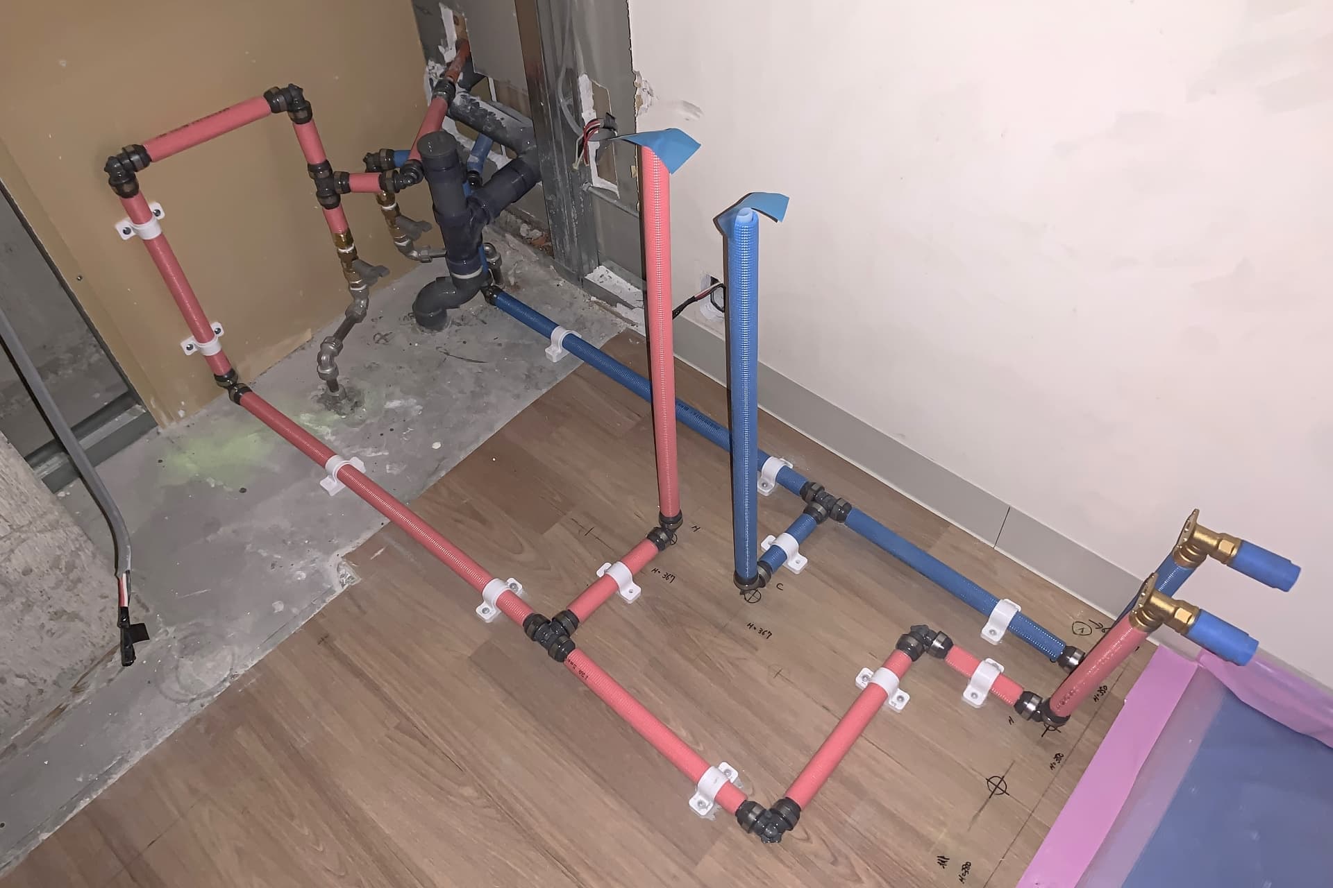 千代田区 オフィス原状回復工事　給水給湯交換