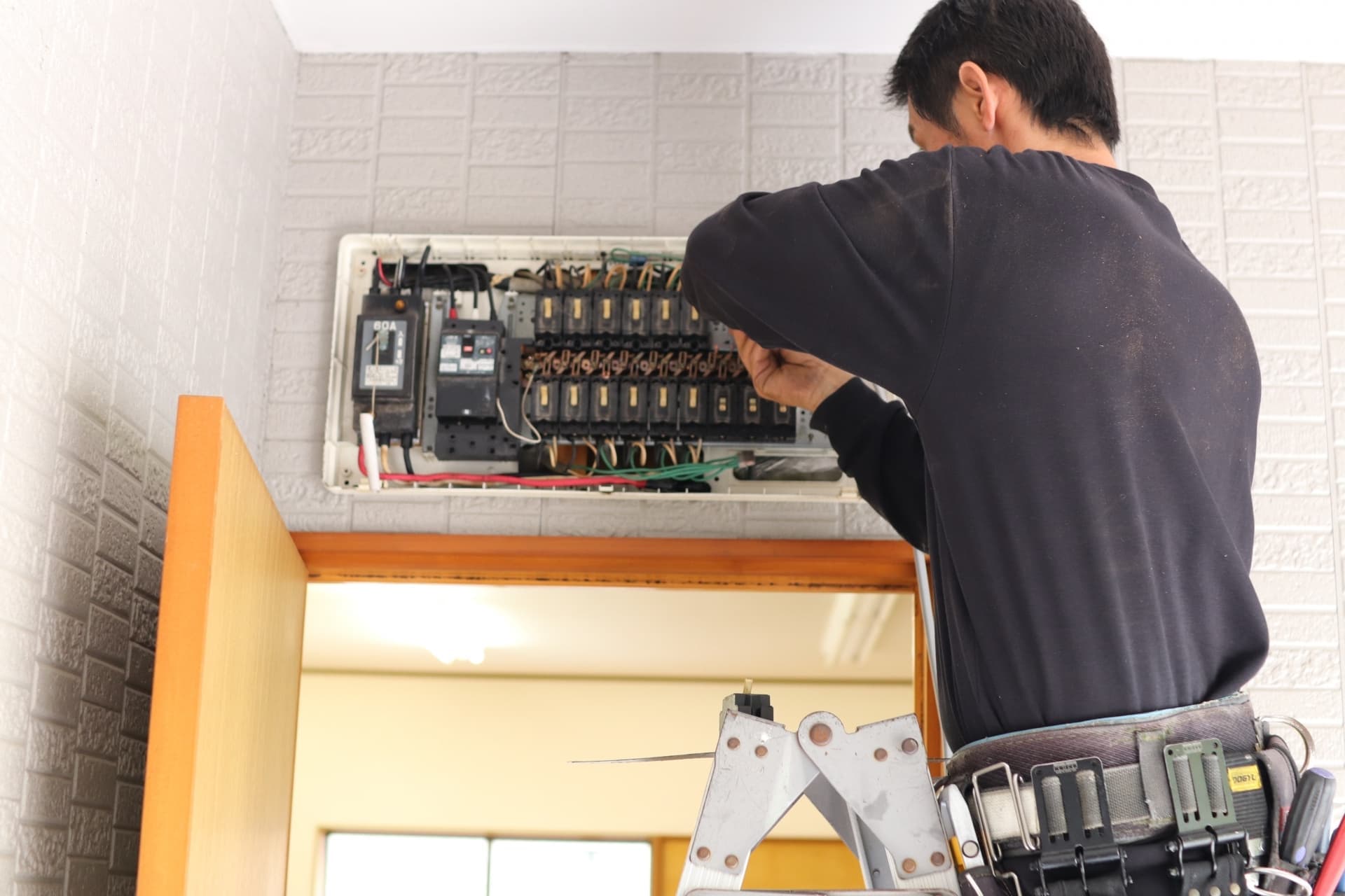 原状回復工事中　中央区日本橋人形町　分電盤交換中