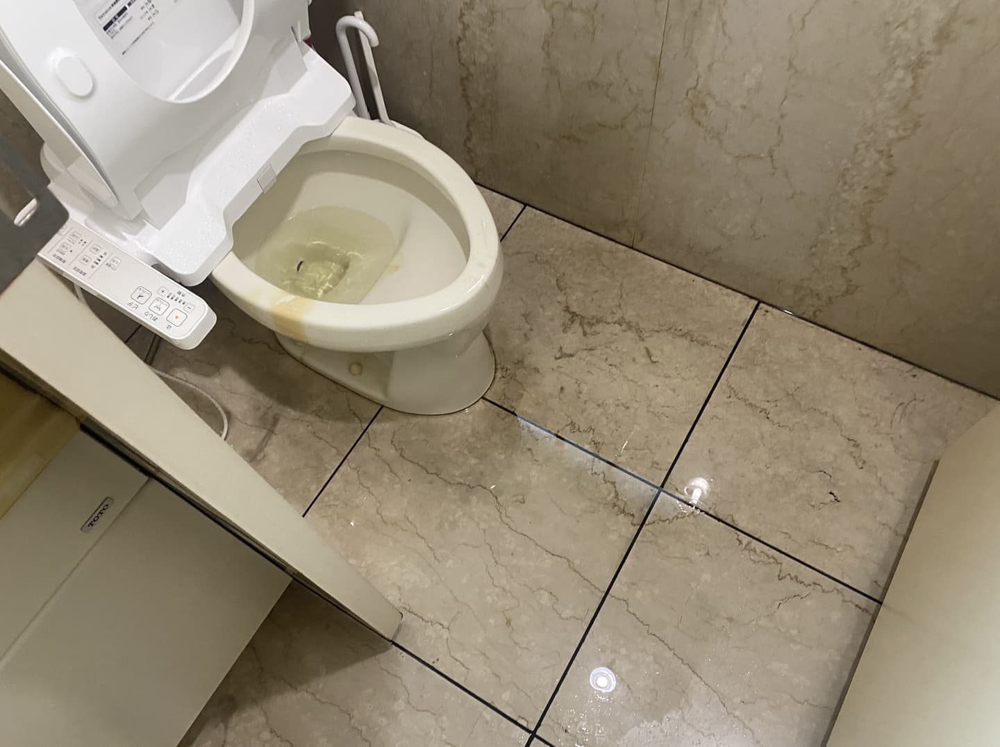 中央区日本橋蛎殻　漏水施行前　トイレ状況